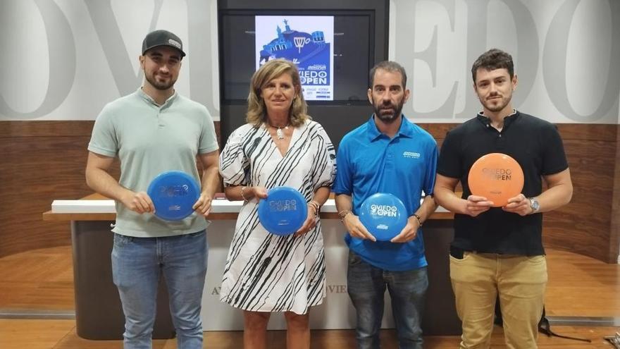 Concepción Méndez, concejala de Deportes del Ayuntamiento de Oviedo, con organizadores y patrocinadores del torneo.