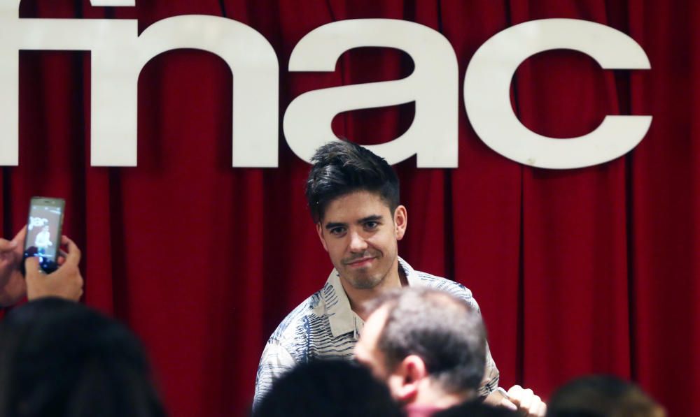 Roi firma discos en la FNAC de Málaga.