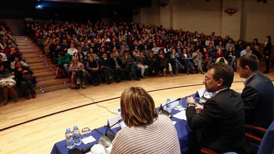 María Teresa Alonso, directora del CPR de Oviedo; el consejero Genaro Alonso, y el director general de Ordenación Académica, Francisco Laviana, ayer, durante el acto, con el Auditorio lleno.