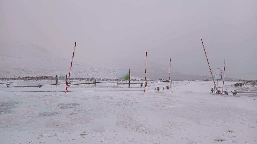 La nieve baja de cota en Sanabria y se acerca a San Martín de Castañeda