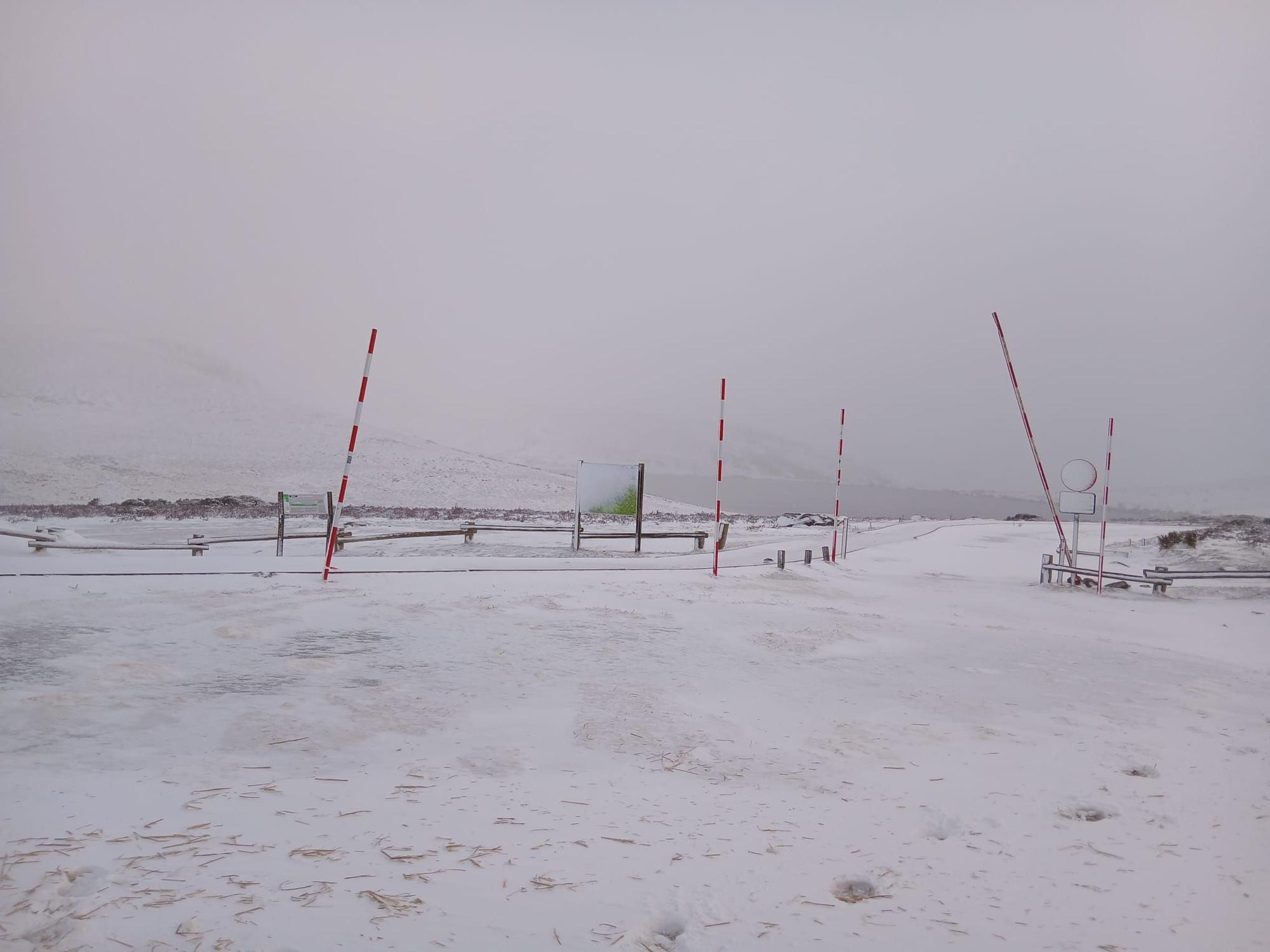 La nieve baja de cota en Sanabria y se acerca a San Martín de Castañeda