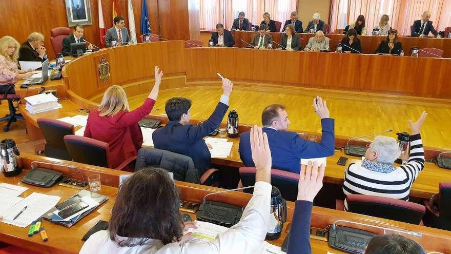 El pleno celebrado ayer durante la votación de una de las mociones. // Marta G. Brea