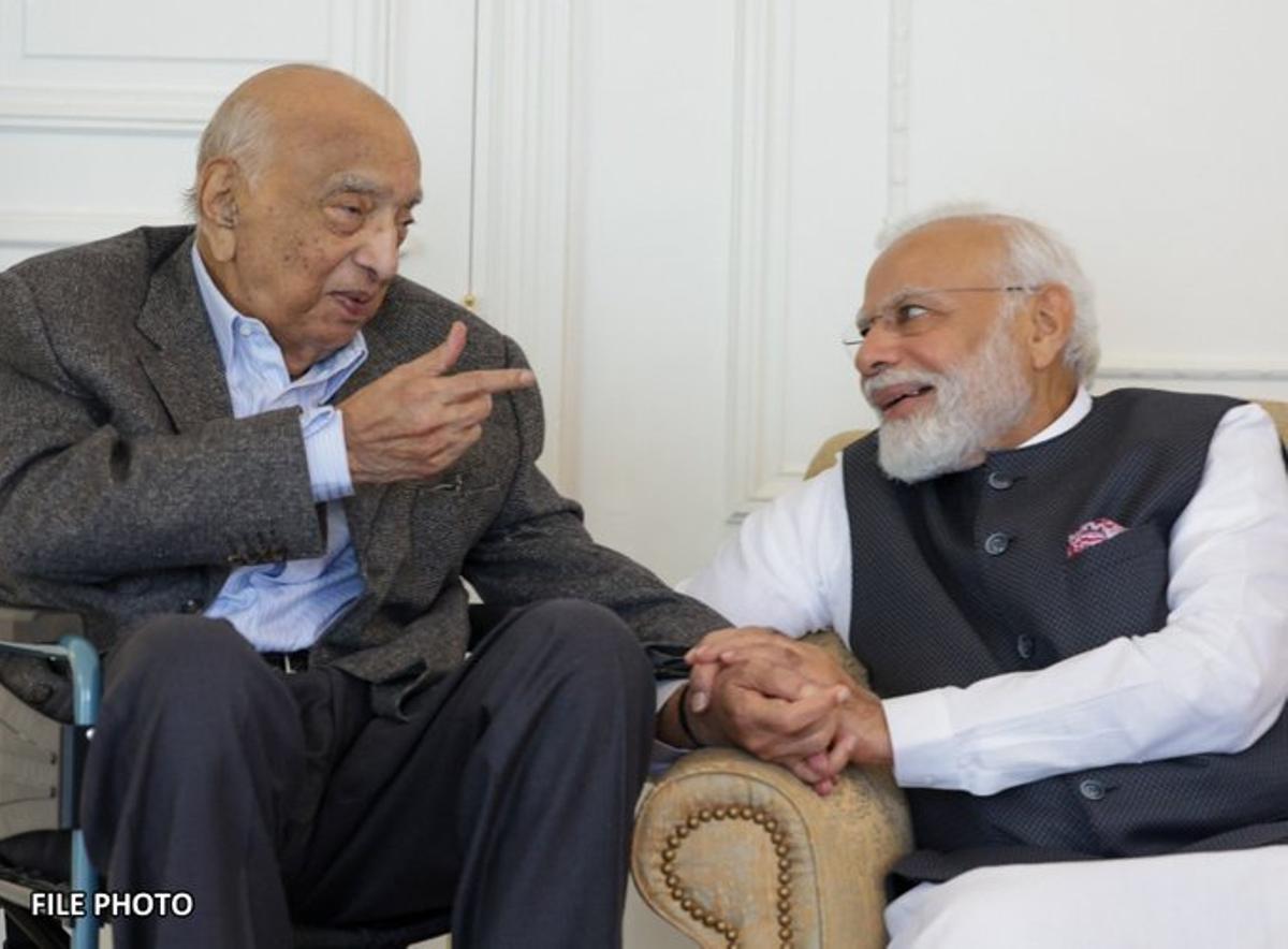 Mohan Lal Mittal, al izquierda, con Nerendra Modi