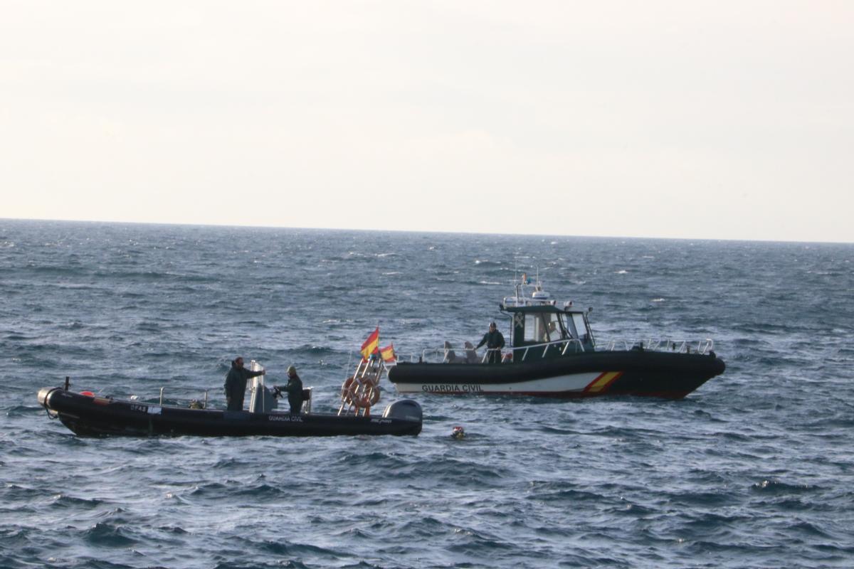 Efectius dels GEAS de la Guàrdia Civil abalisant la zona