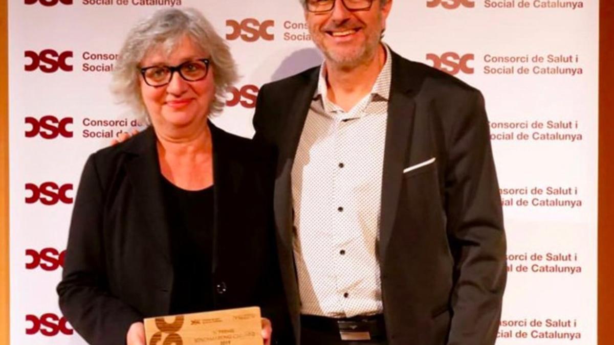 La directora del Hospital de Viladecans, Montse Oliveras, con el presidente del CSC, Manuel Ferré, en la entrega de premios