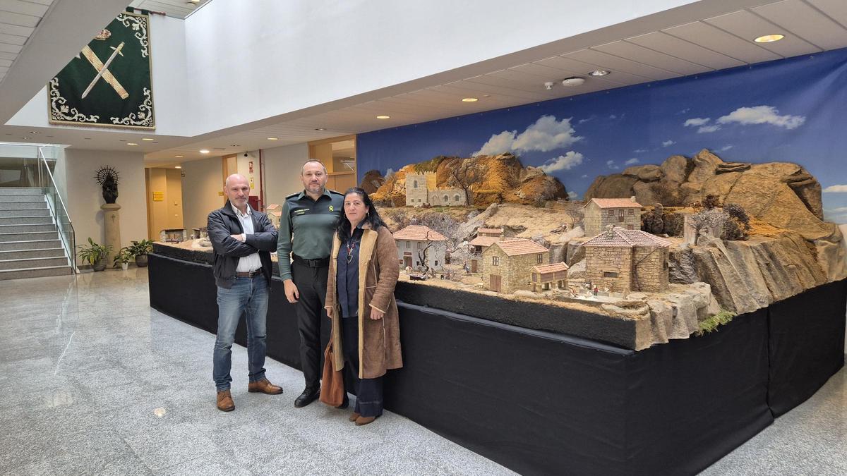 El comandante Manuel Touceda con los autores del belén navideño que se exhibe en la Comandancia.