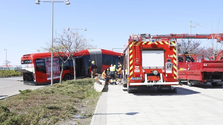 Un autobús urbano sin pasajeros se accidenta al salirse de la vía en Zaragoza