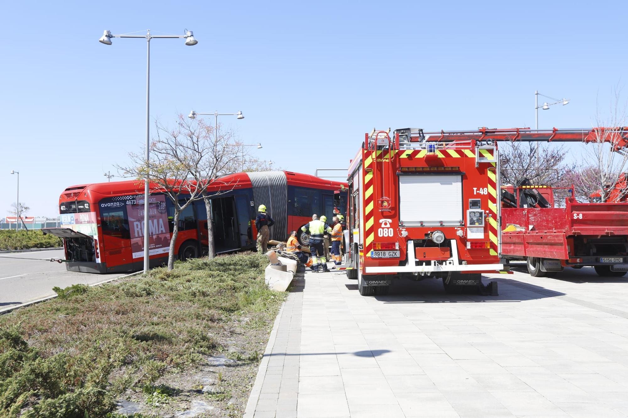 Un autobús urbano sin pasajeros se accidenta al salirse de la vía en Zaragoza