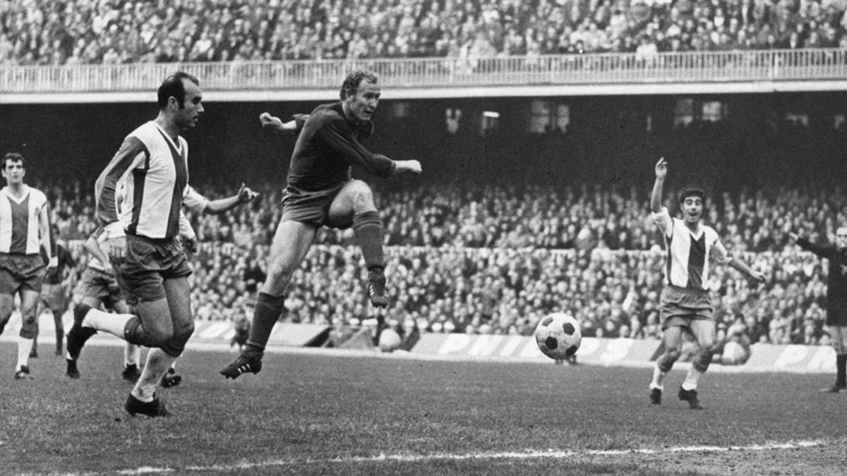 Marcial Pina, en un partido ante el Espanyol en el Camp Nou