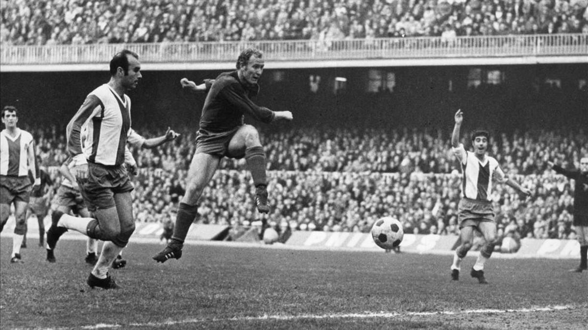 Marcial Pina, en un partido ante el Espanyol en el Camp Nou