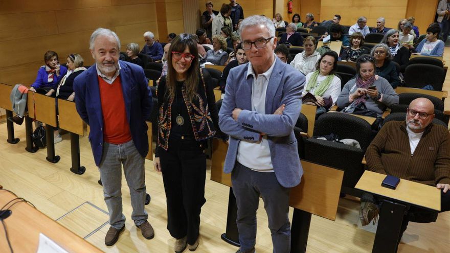 Antonio Bahamonde, Luz Mar González (directora del Centro de Servicios Universitarios de Avilés) y Miguel Ángel Presno, los tres de pie, antes del inicio de la charla-coloquio. | Miki López