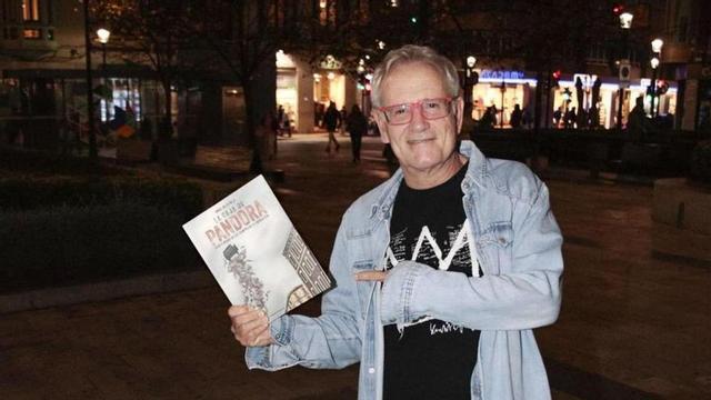 Ángel de la Calle, con su libro, en El Parchís.  | LUCAS CID
