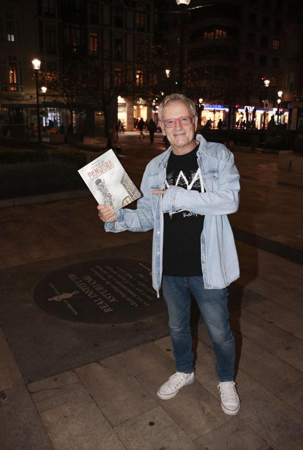 Ángel de la Calle, con su libro, en El Parchís.  | LUCAS CID