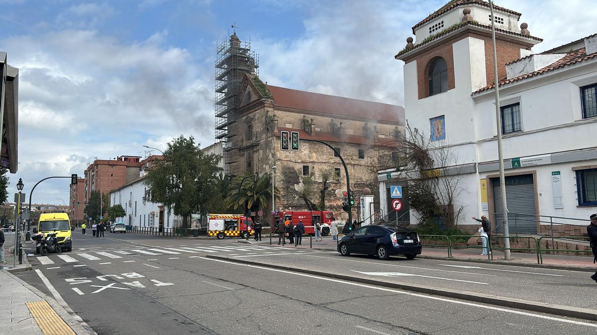 Servicios de emergencias durante el incendio de la iglesia de Campo Madre de Dios, un inmueble cerrado al culto y en estado de abandono.