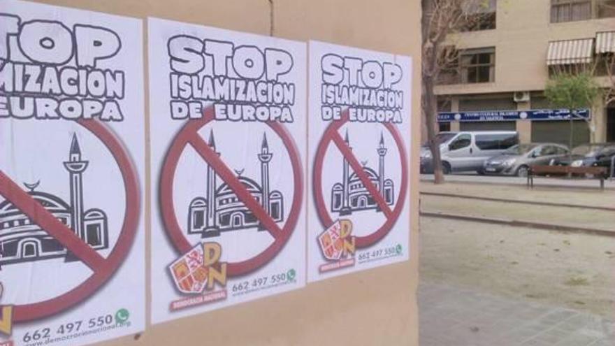 La extrema derecha forra Orriols de carteles contra el islam