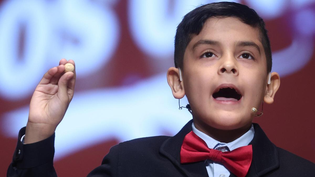 Uno de los niños de San Ildefonso canta uno de los premios de la Lotería de Navidad 2025.