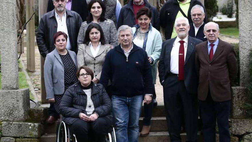 De abajo arriba y de izquierda a derecha: Verónica Costa (vocal), Enrique Lago (presidente), José Manuel Barbosa (vicepresidente), José Domingo González, Rosa María Amoedo, Carmen López, Sandra Bastos, José Carlos Rodríguez Villamarín, Jesús Fernández, María Cruz Bastos, Dositeo Pérez, Néstor Losada, José Luis Fernández Varela y Alfonso Duarte, ayer en el pazo de Vilavella. // Adrián Irago