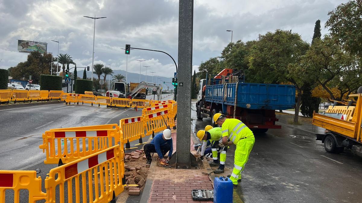 Calle cortada Murcia | Un hundimiento de tierra en la avenida murciana Miguel Induráin provoca el desvío del tráfico