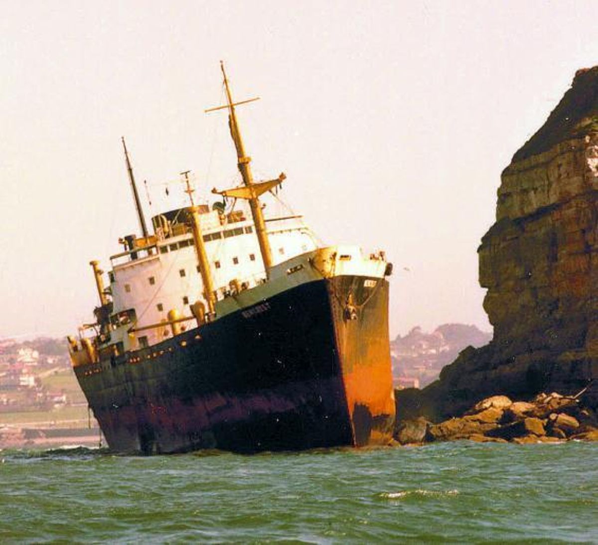 El ancla de respeto del «Newcrest», la mina y la mar