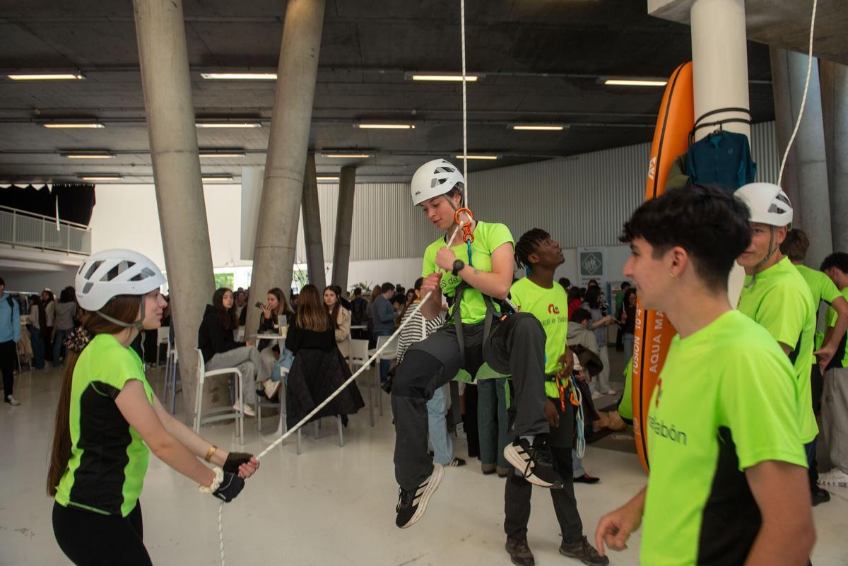 Alumnos del IES de Sabón hacen una demostración de escalada