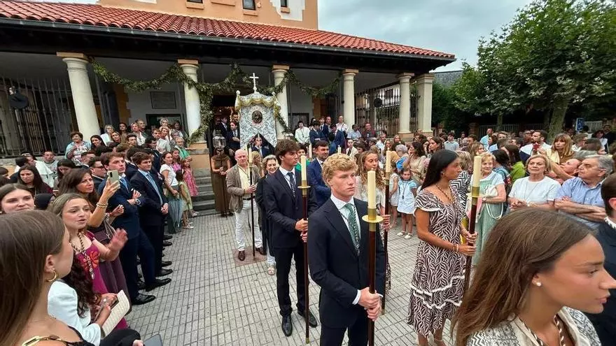 La cofradía del Carmen de Salinas da la bienvenida a sus nuevos integrantes