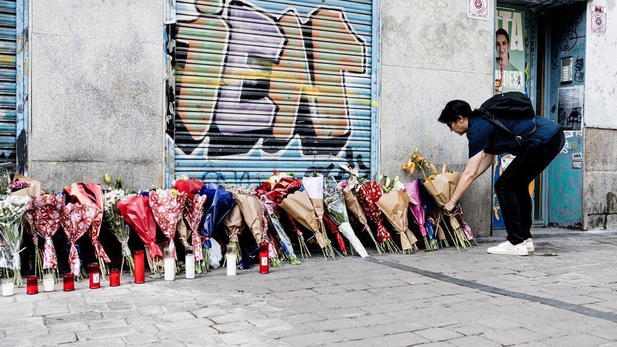 Flores depositadas en la tienda de Madrid en la que Concha falleció después de ser apuñalada.
