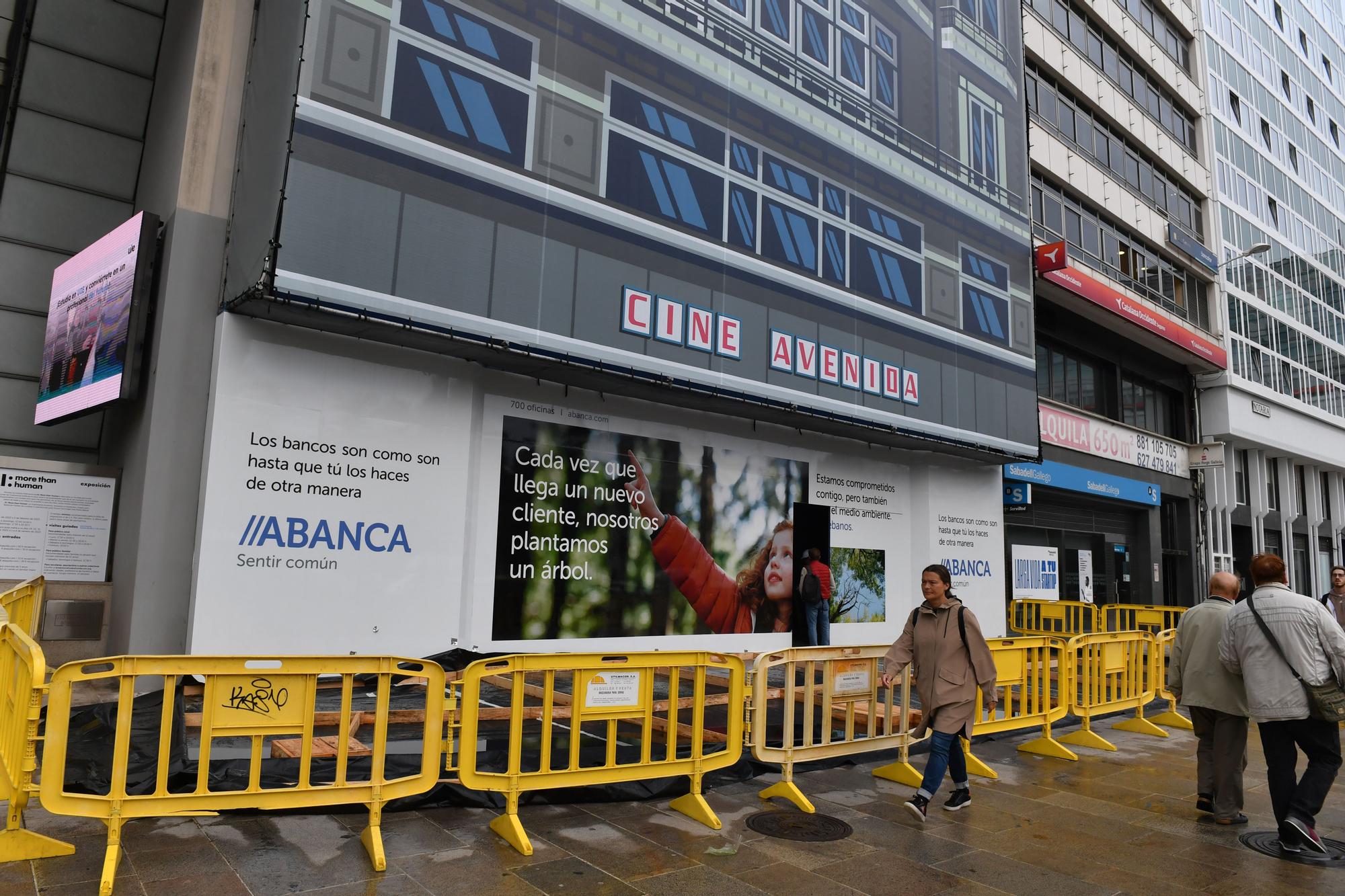 Abanca inicia la reforma del cine Avenida, que convertirá en edificio corporativo