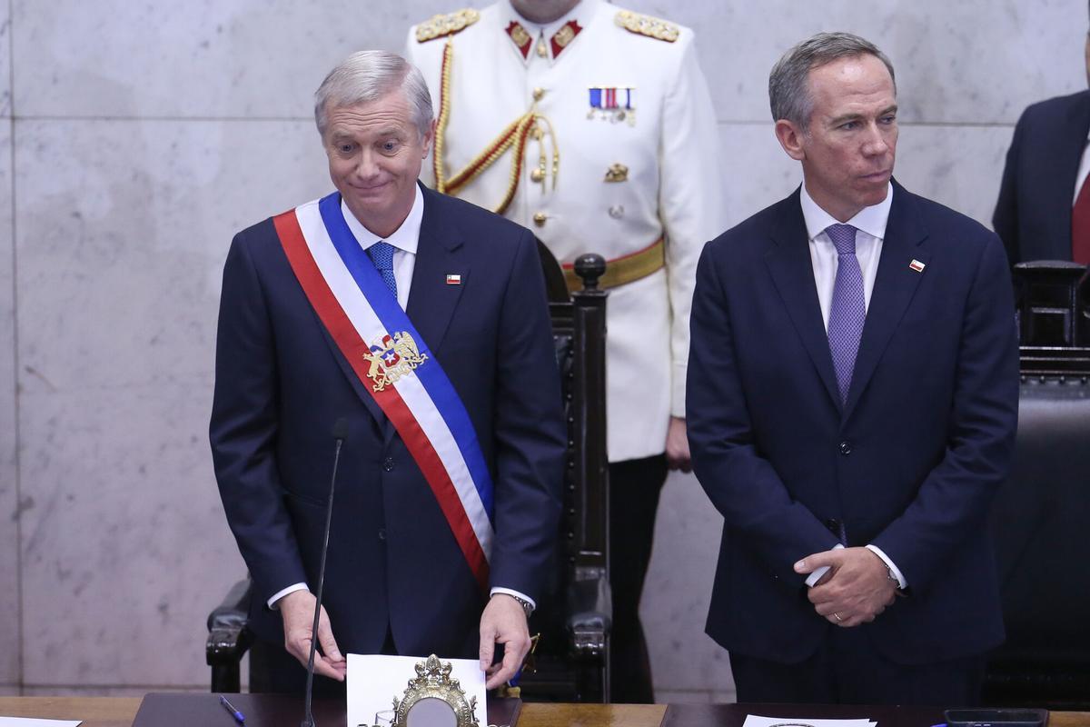 AME2969. VALPARAÍSO (CHILE), 11/03/2026.- El presidente de Chile, José Antonio Kast (i), junto al nuevo presidente de la Cámara de Diputados de Chile, Jorge Alessandri, reaccionan durante la ceremonia de investidura este miércoles, en Valparaíso (Chile). Kast asumió la Presidencia de Chile en una solemne ceremonia a la que acudieron parlamentarios de todos los partidos y una docena de jefes de Estado y de Gobierno de todo el mundo, entre ellos el rey Felipe VI de España y el argentino Javier Milei. EFE/Adriana Thomasa
