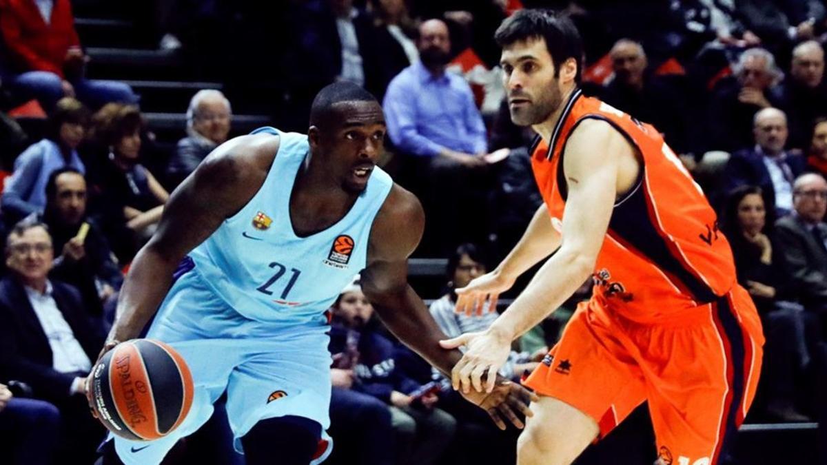 Sanders intenta penetrar ante la defensa de San Emeterio