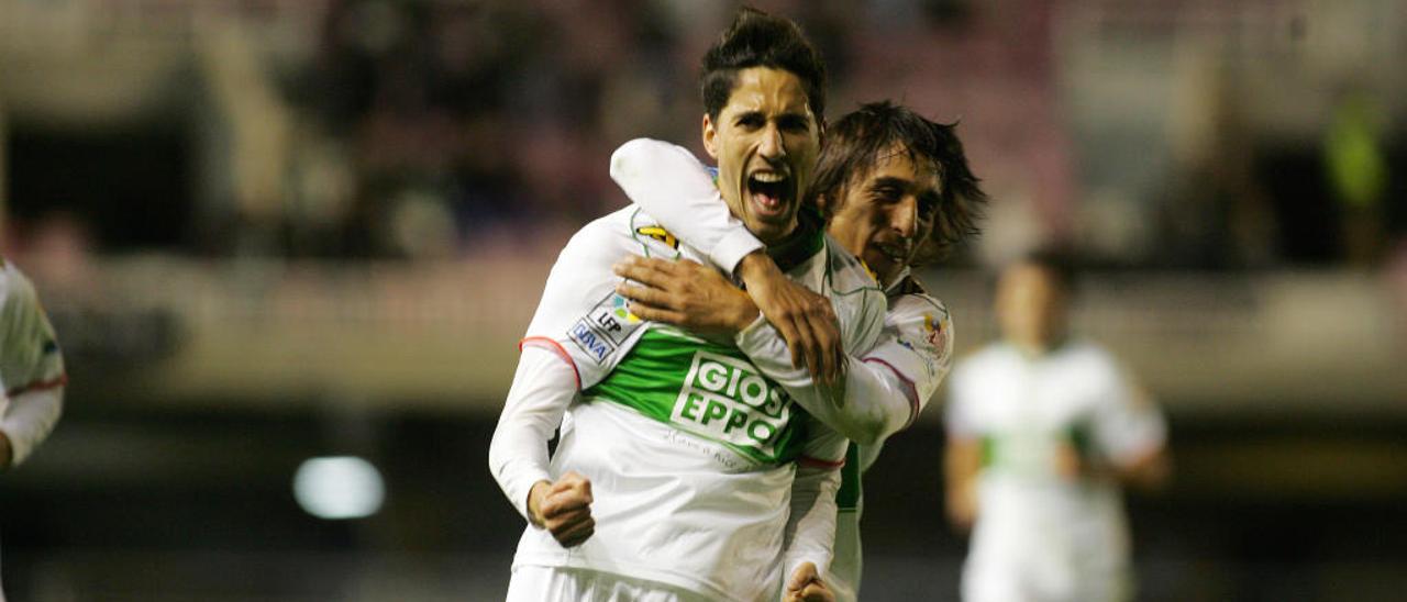 Fidel celebra un gol con Damián, en su anterior etapa en el Elche.