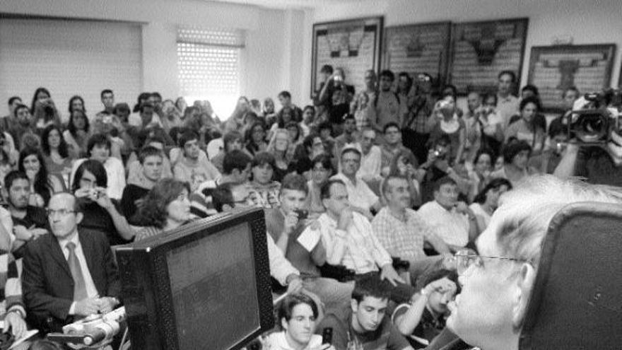 El científico británico impartió un seminario técnico sobre cosmología en Física, en Santiago,       y el aula magna se quedó pequeña. / xoán álvarez