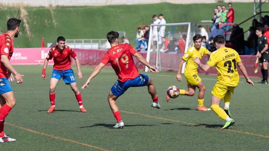 La unión entre la grada y el vestuario saca al Saguntino del descenso