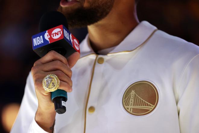 ¡Menuda fiesta! Así fue la ceremonia del anillo de campeón de la NBA a los Warriors