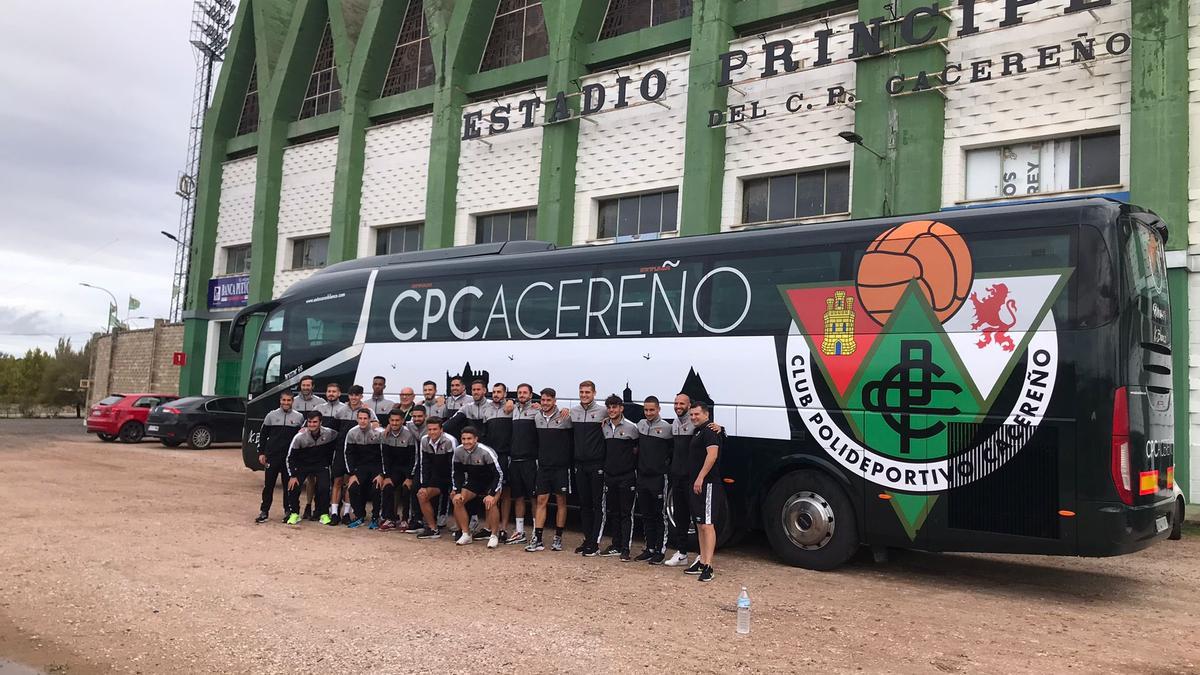 Los jugadores del Cacereño posan junto al nuevo vehículo de Autobuses Blanco.