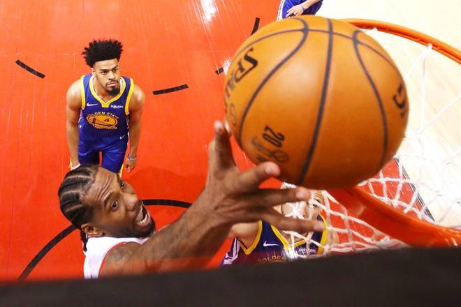 Kawhi Leonard # 2 de los Toronto Raptors intenta un tiro contra los Golden State Warriors durante el Juego Cinco de las Finales de la NBA 2019 en el Scotiabank Arena en Toronto, Canadá.