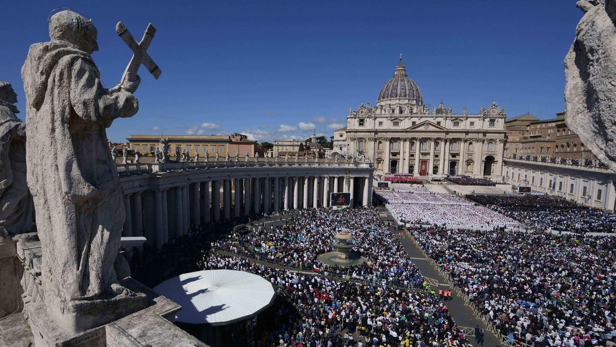 De izquierda a derecha, la Plaza de San Pedro llena de gente; el cortejo fúnebre; Trump saludando al Rey; los desfavorecidos elegidos por el papa para esperarle a la puerta de la Basílica de Santa María la Mayor y el coche fúnebre que recorrió seis kilómetros desde el Vaticano hasta la nueva morada del papa.