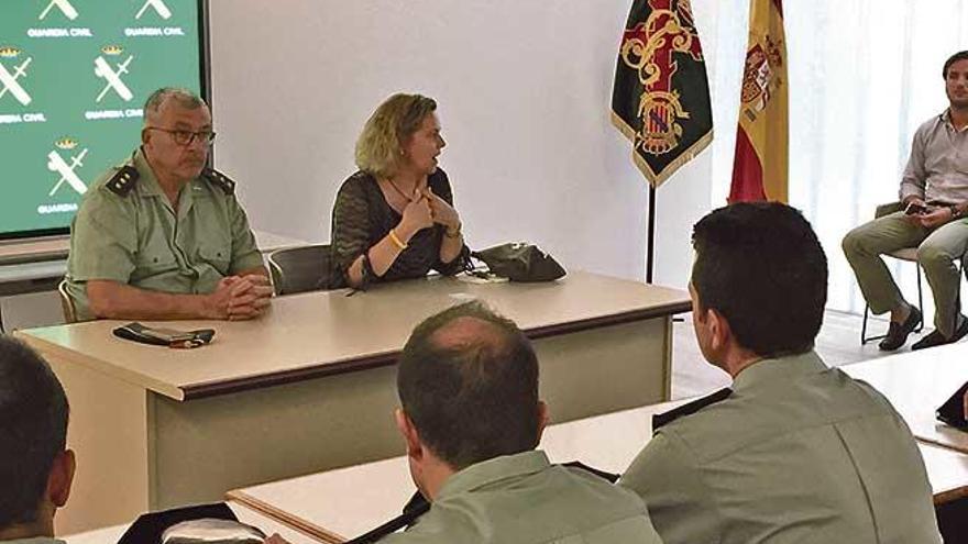 María Salom y el coronel Barceló en la presentación de los agentes.