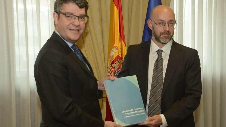 Álvaro Nadal recibe el informe del comité de expertos de manos de su presidente, Jorge Sanz.