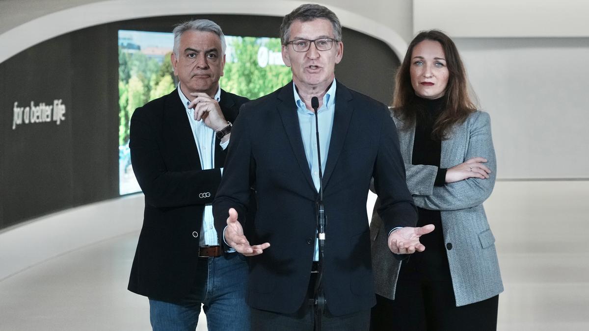 El presidente del PP Vasco, Alberto Núñez Feijóo, que ha visitado la sede del Grupo Irizar en la localidad guipuzcoana de Aduna, junto al candidato a lehendakari del PP, Javier de Andrés, y la presidenta de los populares guipuzcoanos, Muriel Larrea