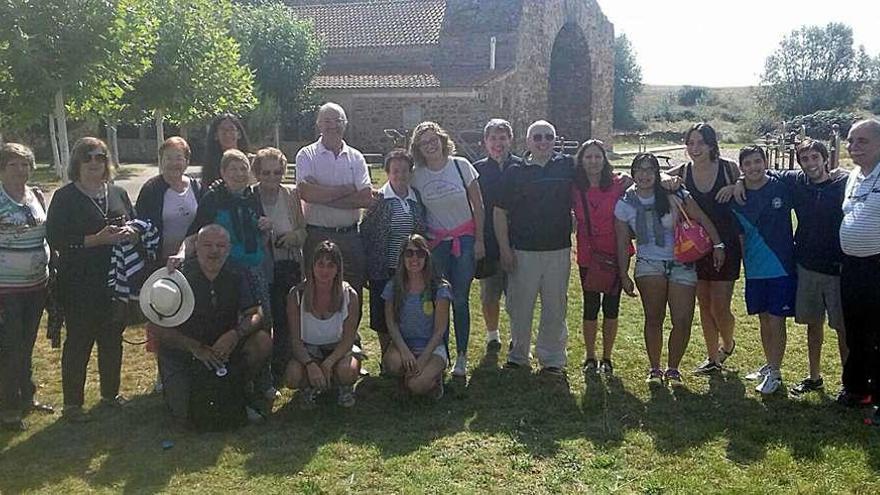 Los participantes en la operación añoranza de este año, en su visita a Friera de Valverde, junto a la iglesia parroquial.