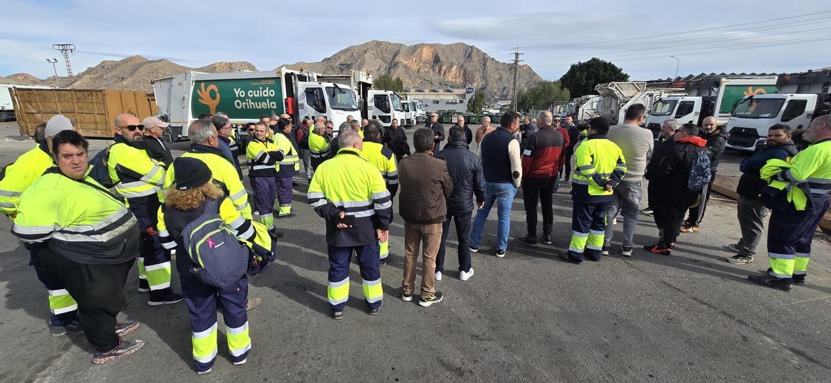 Asamblea de trabajadores en la campa del polígono Puente Alto