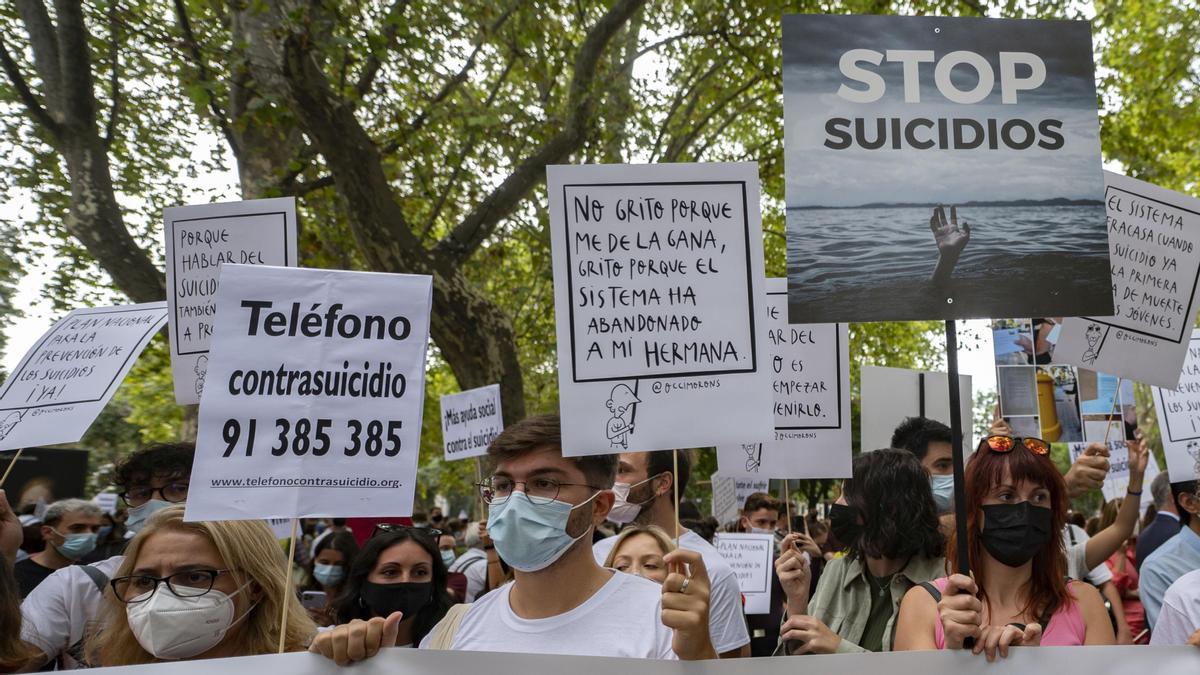 Varias personas participan en una manifestación por un Plan Nacional de Prevención del Suicidio, a 11 de septiembre de 2021, en Madrid (España). Esta manifestación ha sido convocada por la plataforma ‘Stop Suicidios’ con el objetivo de reivindicar un Plan Nacional de Prevención del Suicidio. Parte desde el Ministerio de Sanidad y finaliza en la Puerta del Sol. Según datos del Instituto Nacional de Estadístíca (INE), las tentativas de suicidio y autolesión infantil y juvenil han aumentado un 250% a causa de la pandemia. 11 SEPTIEMBRE 2021;MANIFESTACIÓN;PLAN NACIONAL;PREVENCIÓN DEL SUICIDIO;SUICIDIO Alberto Ortega / Europa Press 11/09/2021