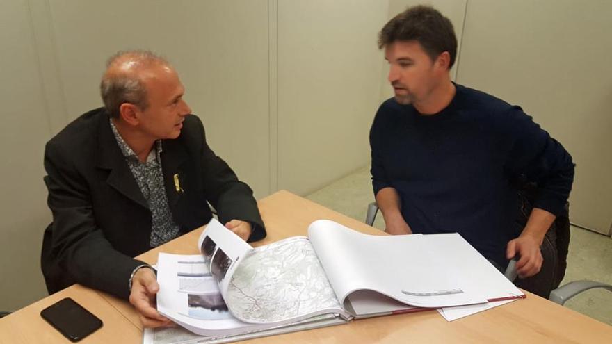 El diputat Jordi Fàbrega lliurant el catàleg de camins a l&#039;alcalde de Sant Feliu, Joan Ramon Soler