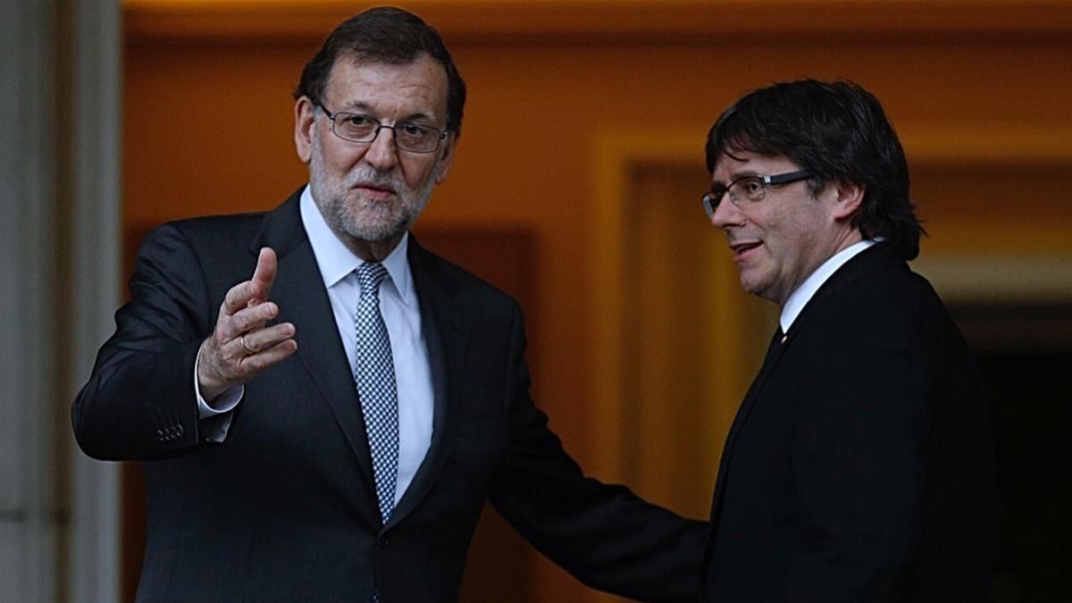 Mariano Rajoy y Carles Puigdemont, en el Palacio de la Moncloa.