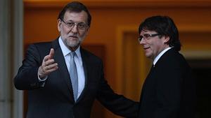 Mariano Rajoy y Carles Puigdemont, en el Palacio de la Moncloa en abril del 2016.