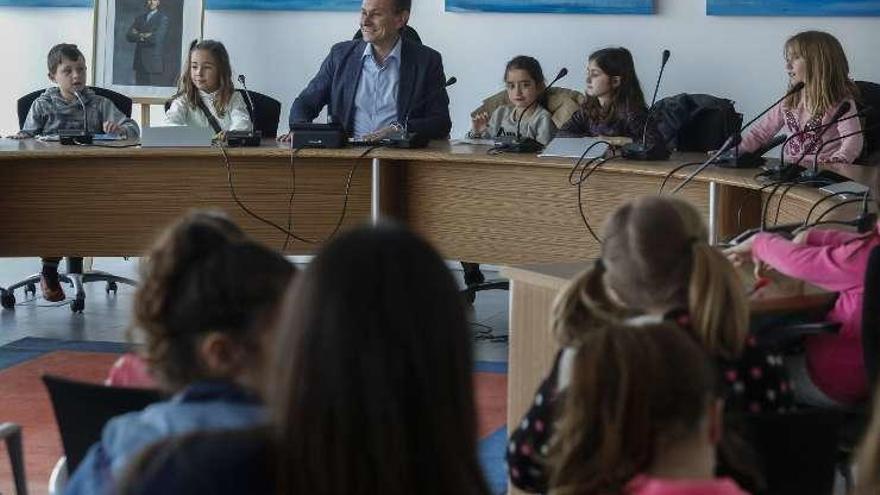 Los alumnos de La Vallina, ayer, en el Pleno, con el Alcalde.