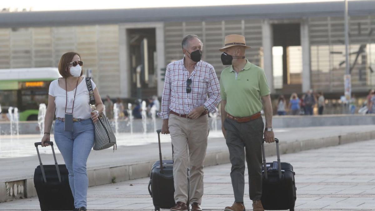 Varias personas con maletas en la estación de trenes de Córdoba.