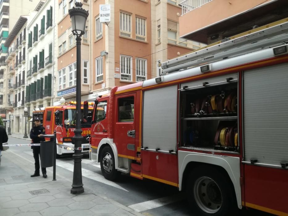 Un incendio en un bar obliga a cortar al tráfico la calle del Teatro y el paso en Castaños