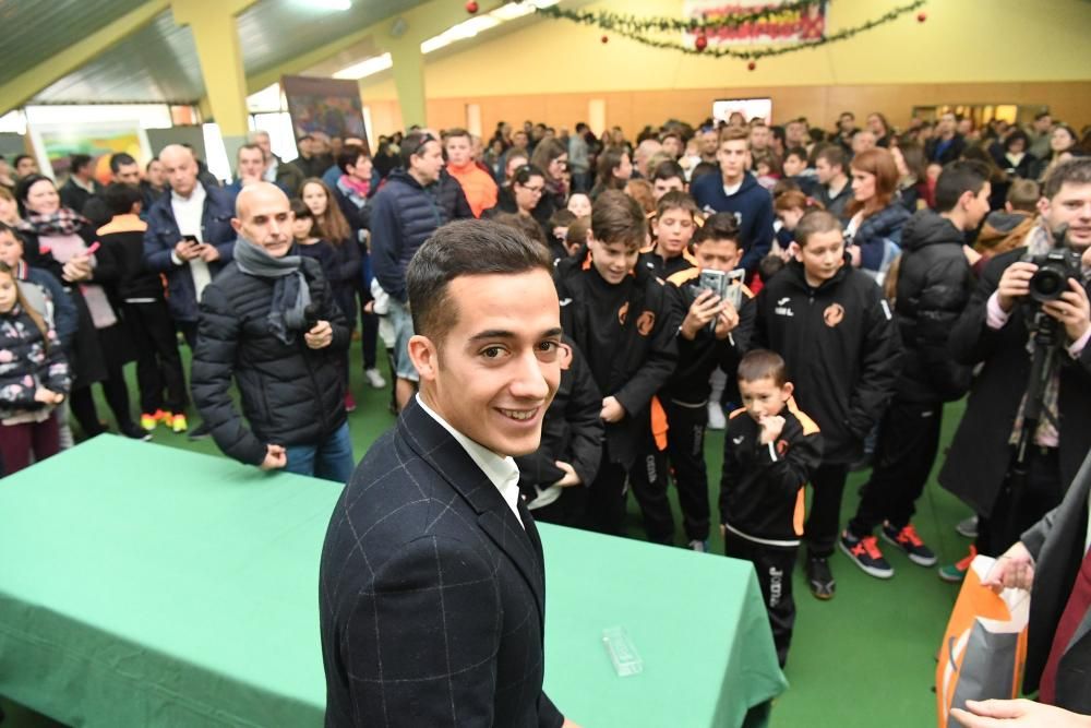 El jugador del Madrid pondrá nombre al campo de fútbol del Concello.