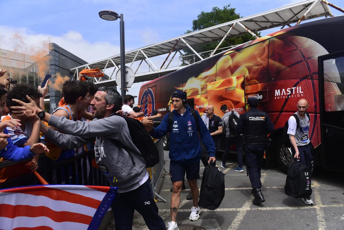 Recibimiento al Leyma Básquet Coruña antes de la semifinal por el ascenso a ACB ante el Palencia